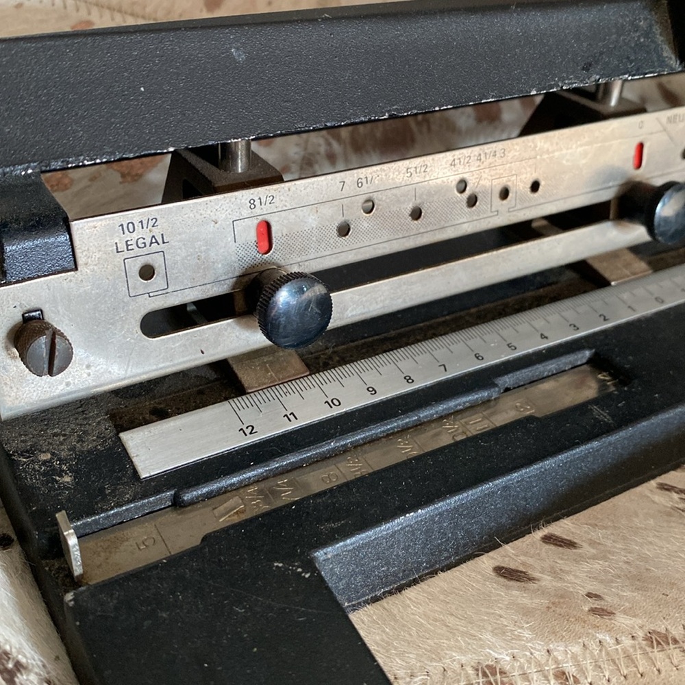 Acco mutual 450 hole punch - Picture 3 of 10